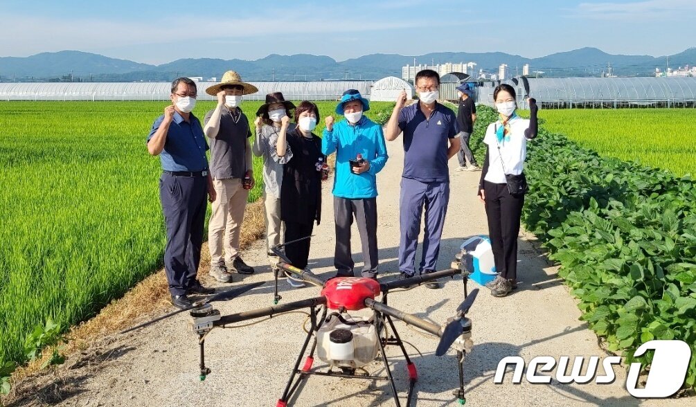 본문 이미지 - 진천군이 올해 다양한 새 기술 보급으로 지속가능한 농업환경을 구축했다. 사진은 드론활용 벼 직파 교육.(진천군 제공)ⓒ 뉴스1