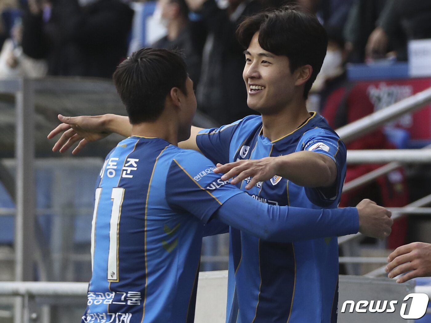 본문 이미지 - 5일 오후 울산 문수축구경기장에서 열린 프로축구 '하나원큐 K리그1 2021' 38라운드 최종전 울산현대와 대구FC의 경기에서 울산 설영우가 선제골을 넣고 동료들과 기뻐하고 있다. 2021.12.5/뉴스1 ⓒ News1 윤일지 기자