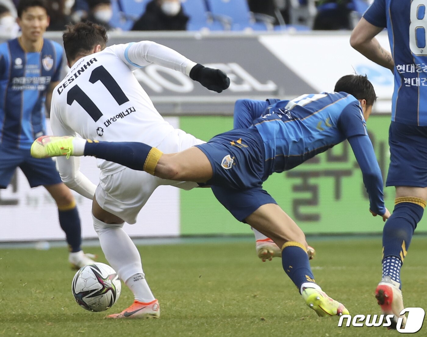 본문 이미지 - 5일 오후 울산 문수축구경기장에서 열린 프로축구 '하나원큐 K리그1 2021' 38라운드 최종전 울산현대와 대구FC의 경기에서 울산 이동준이 대구 세징야와 볼다툼을 벌이고 있다. 202112.5/뉴스1 ⓒ News1 윤일지 기자