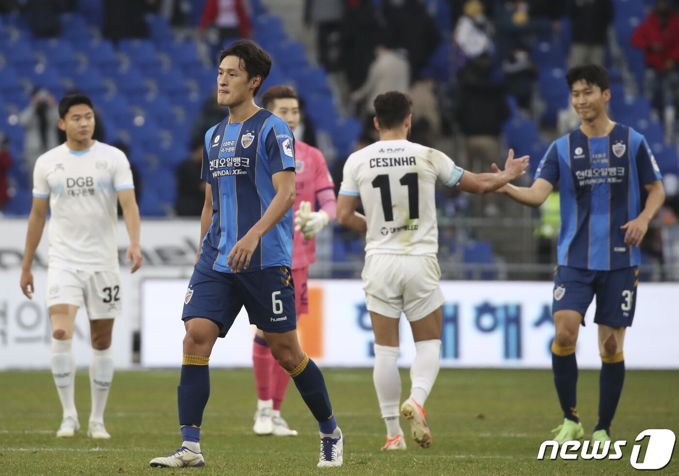 본문 이미지 - 5일 오후 울산 문수축구경기장에서 열린 프로축구 '하나원큐 K리그1 2021' 38라운드 최종전 울산현대와 대구FC의 경기에서 울산이 2대 0으로 승리했다. 경기를 마친 울산 선수들이 리그 2위에 그치자 아쉬워하고 있다. 2021.12.5/뉴스1 ⓒ News1 윤일지 기자