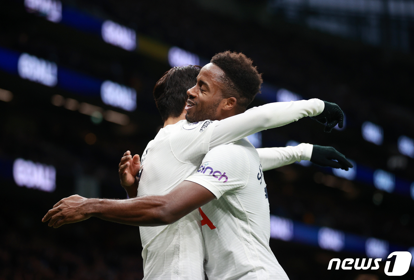 (런던 로이터=뉴스1) 우동명 기자 = 토트넘의 손흥민이 5일 (현지시간) 영국 런던 토트넘 홋스퍼 스타디움에서 열린 프리미어리그(EPL) 노리치 시티와 경기서 2경기 연속 골인 …