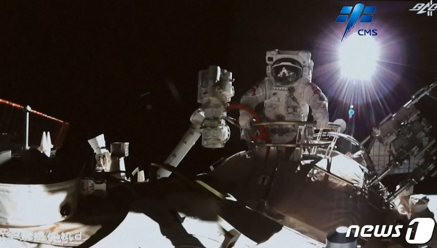 본문 이미지 - 중국 국영방송 CCTV가 공개한 영상으로 촬영한 이 화면에는 중국 우주비행사 자이즈강(Zhai Zhigang)이 2021년 11월 7일 지구 궤도에 있는 중국 톈궁 우주정거장 밖으로 발을 내딛는 모습이 담겨 있다. ⓒ AFP=뉴스1 ⓒ News1 김민수 기자