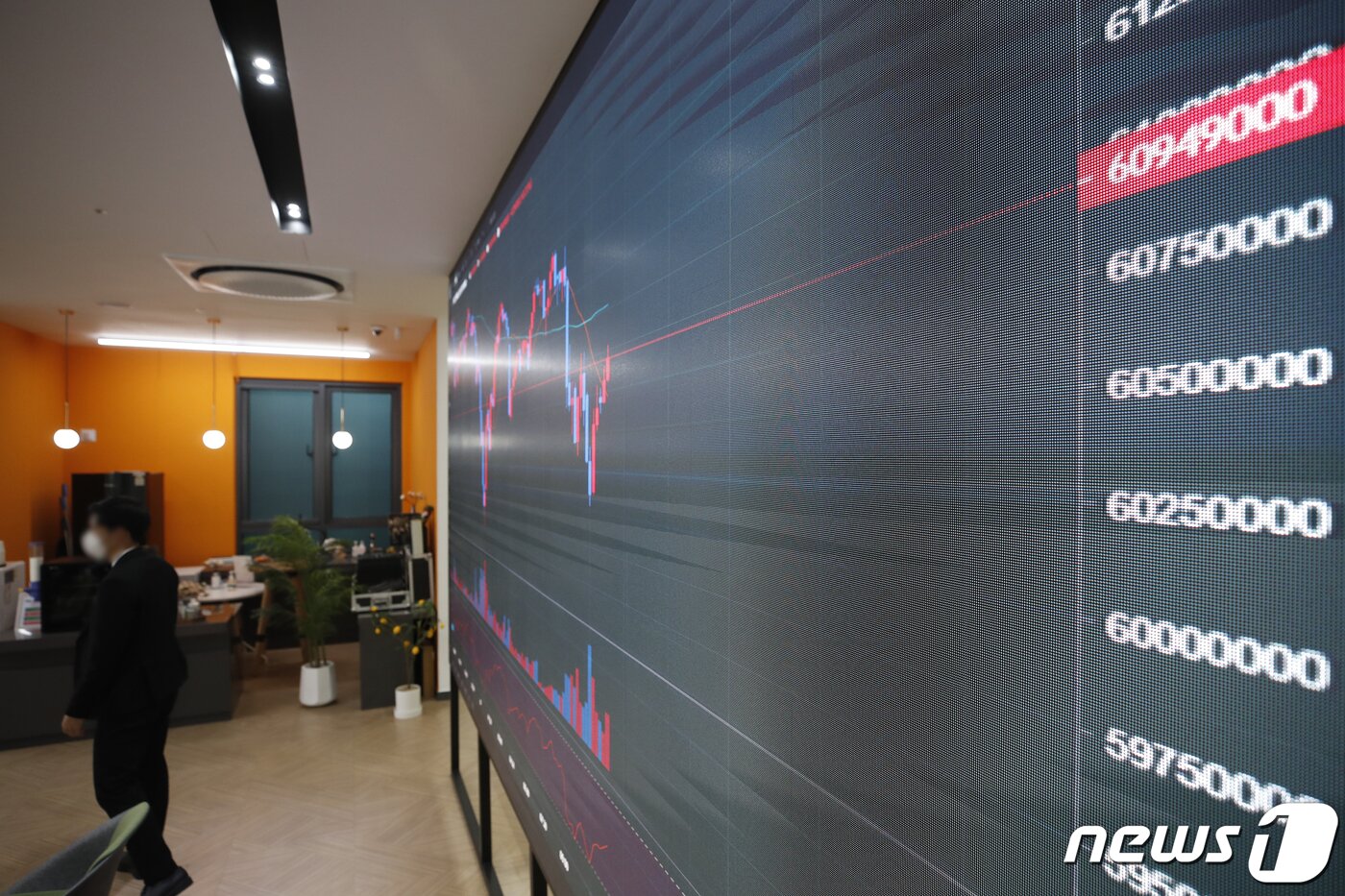 본문 이미지 - 6일 서울 서초구 빗썸 고객지원센터 전광판에 암호화폐 시세가 표시되고 있다. 지난 주말 사이 비트코인은 20% 폭락한 4만5,000달러까지 떨어졌다. 이는 선물 시장에서 비트코인 매도 물량이 대거 출현함에 따라 현물시장도 덩달아 폭락하고 있기 때문으로 풀이된다. 한편 비트코인 하락과 더불어 다른 암호화폐 가격 또한 하락하고 있다. 2021.12.6/뉴스1 ⓒ News1 이승배 기자