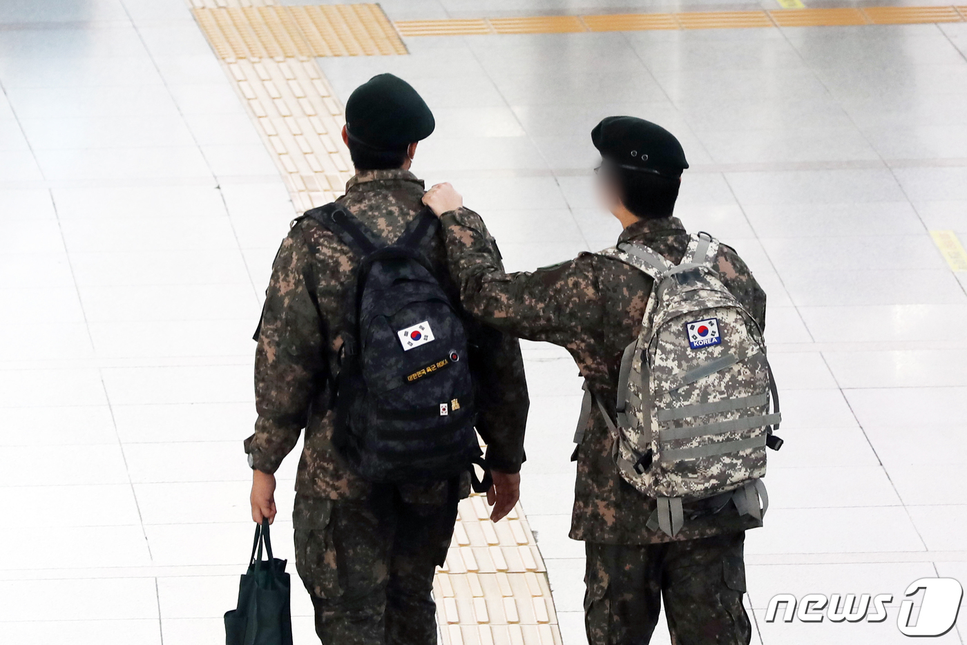(서울=뉴스1) 황기선 기자 = 6일 서울역 대합실에서 군인들이 발걸음을 옮기고 있다.국방부는 이날 오전 10시 기준 군내 코로나19 누적확진자 수가 2531명으로 집계됐다고 밝혔 …