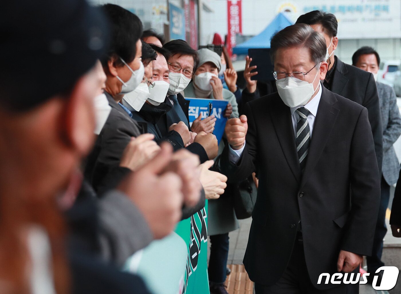 본문 이미지 - 이재명 더불어민주당 대선후보가 6일 오후 인천시 동구 인천의료원을 방문하며 지지자들과 인사하고 있다. 2021.12.6/뉴스1 ⓒ News1 국회사진취재단