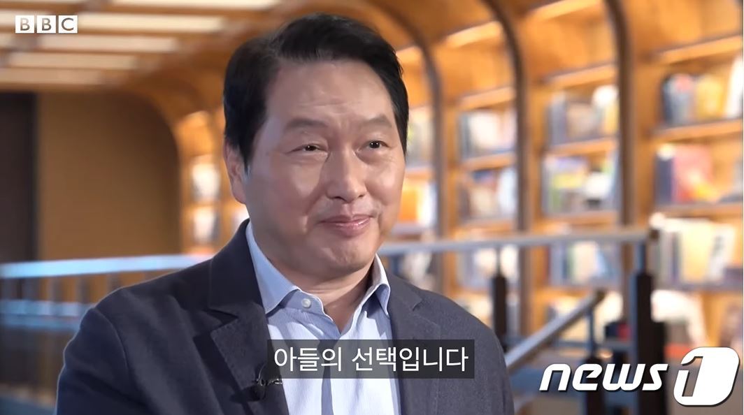 본문 이미지 - 최태원 SK그룹 회장의 BBC코리아 인터뷰에서 질문이 답하고 있다.(BBC코리아 유튜브 캡처)ⓒ 뉴스1
