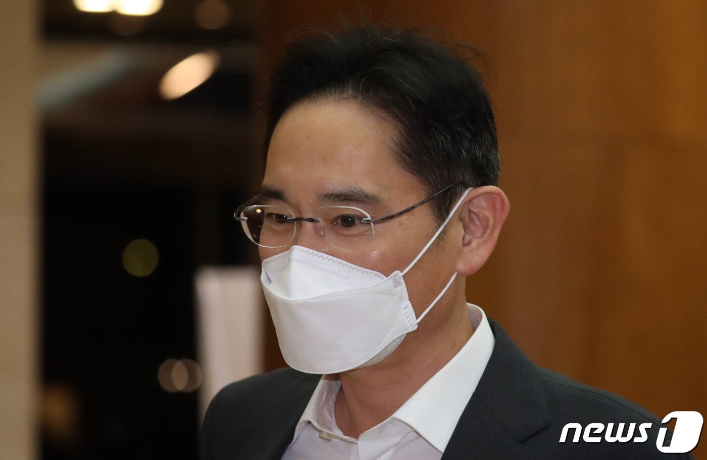 본문 이미지 - 이재용 삼성전자 부회장이 지난 6일 오후 서울김포비즈니스항공센터(SGBAC)에서 UAE(아랍에미리트) 등 중동으로 출장 떠나고 있다. 2021.12.6/뉴스1 ⓒ News1 김명섭 기자