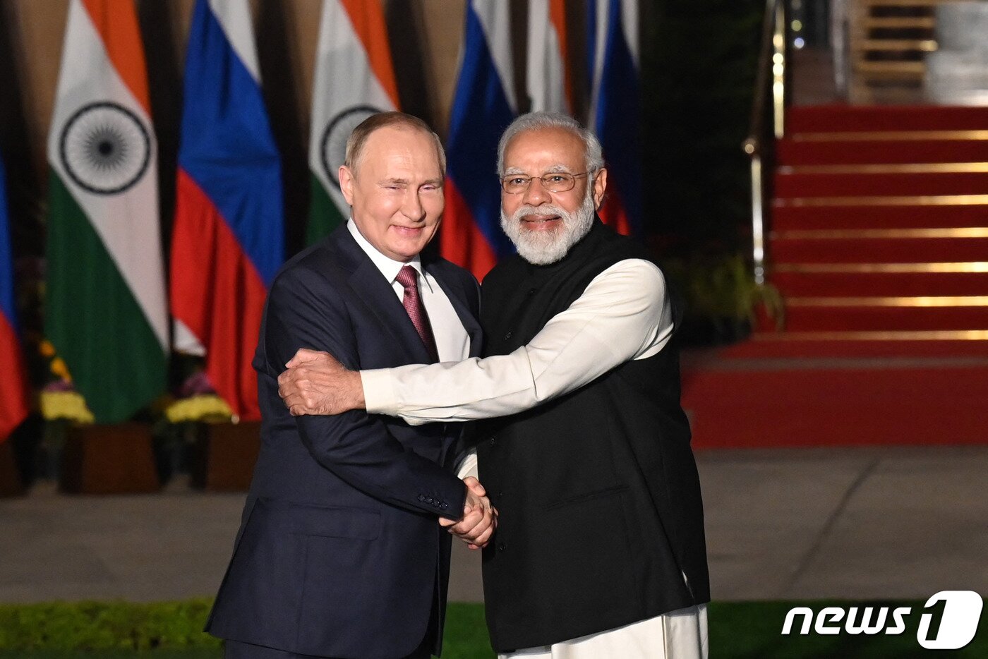본문 이미지 - 블라디미르 푸틴 러시아 대통령과 나렌드라 모디 인도 총리가 뉴델리의 하이데라바드 하우스에서 포옹을 하고 있다. ⓒ AFP=뉴스1 ⓒ News1 우동명 기자