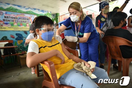 [사진] 화이자 백신 접종 받는 필리핀 청소년