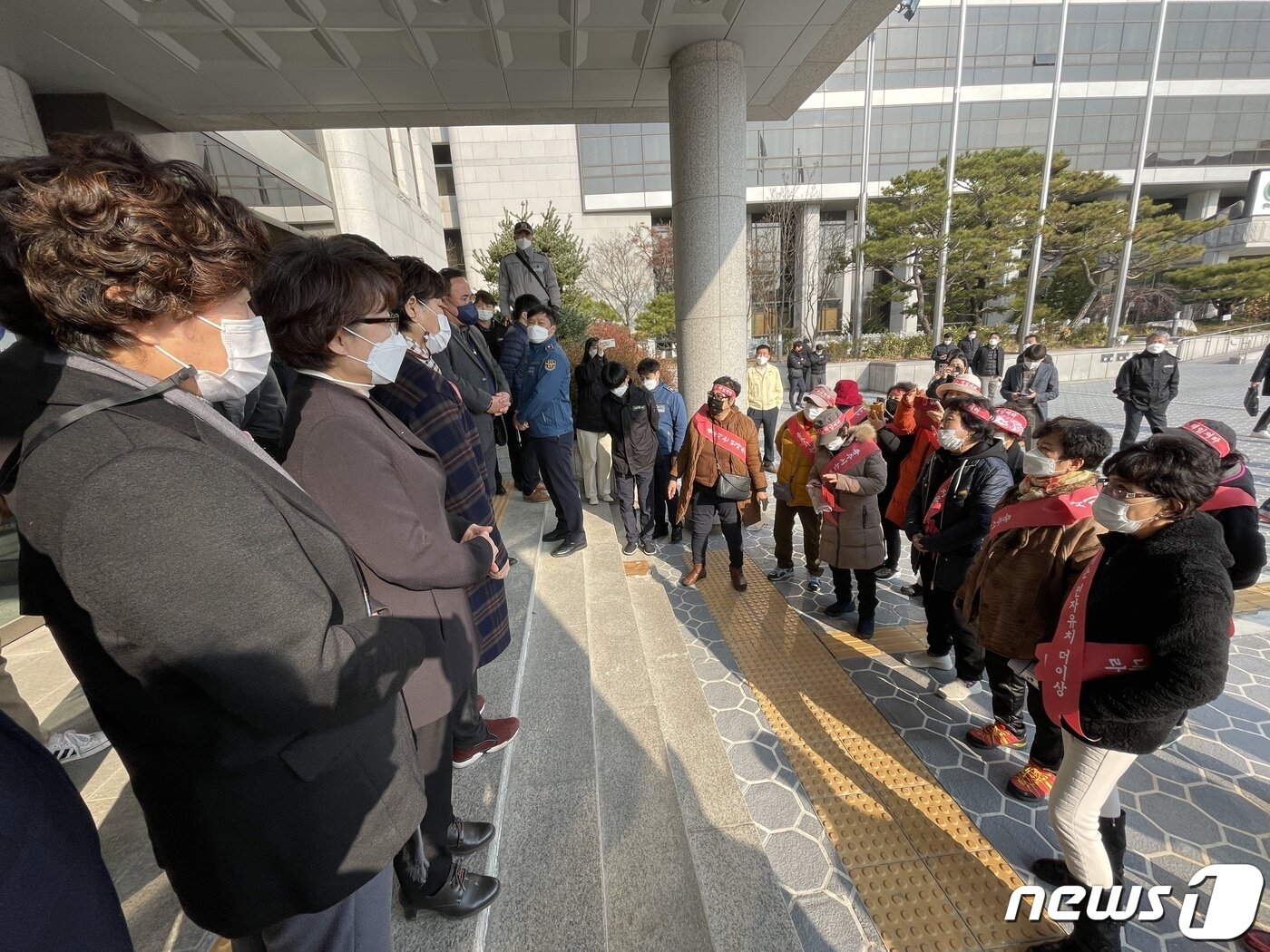 본문 이미지 - 충북 충주시의회 시의원들과 라이트월드 상인들이 상가 철거 문제로 대화하고 있다.2021.12.7/ⓒ 뉴스1