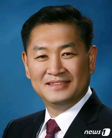 본문 이미지 - 삼성전자는 소비자가전(CE)사업과 모바일(IM)사업을 SET부문으로 통합하면서 한종희 부회장을 SET부문장으로 임명했다. 사진은 한종희 삼성전자 부회장. ⓒ 뉴스1