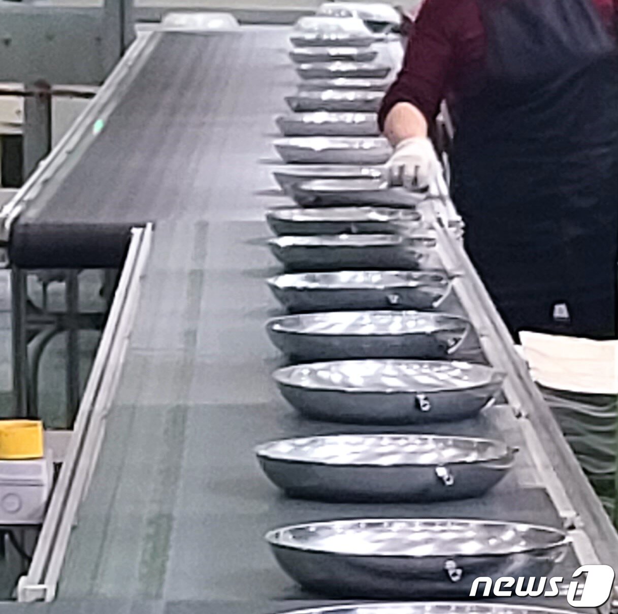 본문 이미지 - 경남 김해 해피콜 공장 생산라인 ⓒ 뉴스1 조현기 기자