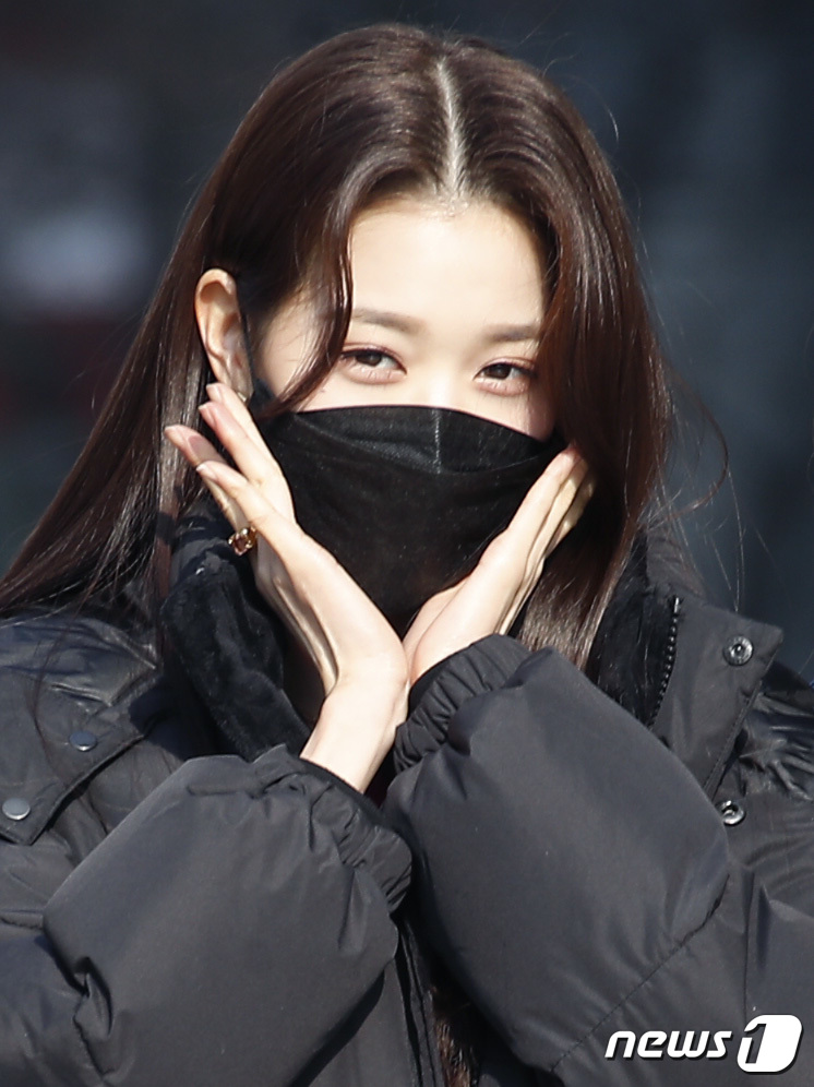 (서울=뉴스1) 권현진 기자 = 아이브(IVE)의 장원영이 7일 오후 서울 양천구 SBS목동에서 진행되는 라디오 '최화정의 파워타임'을 위해 방송국으로 들어서며 인사를 하고 있다. …