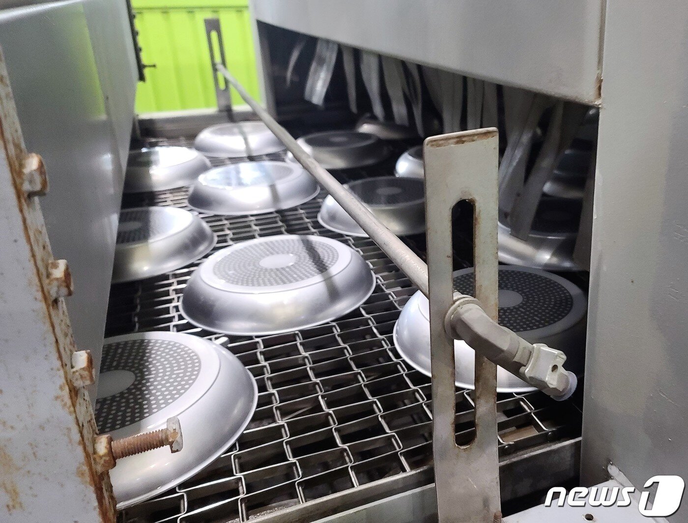 본문 이미지 - 경남 김해 해피콜 공장 생산라인 ⓒ 뉴스1 조현기 기자