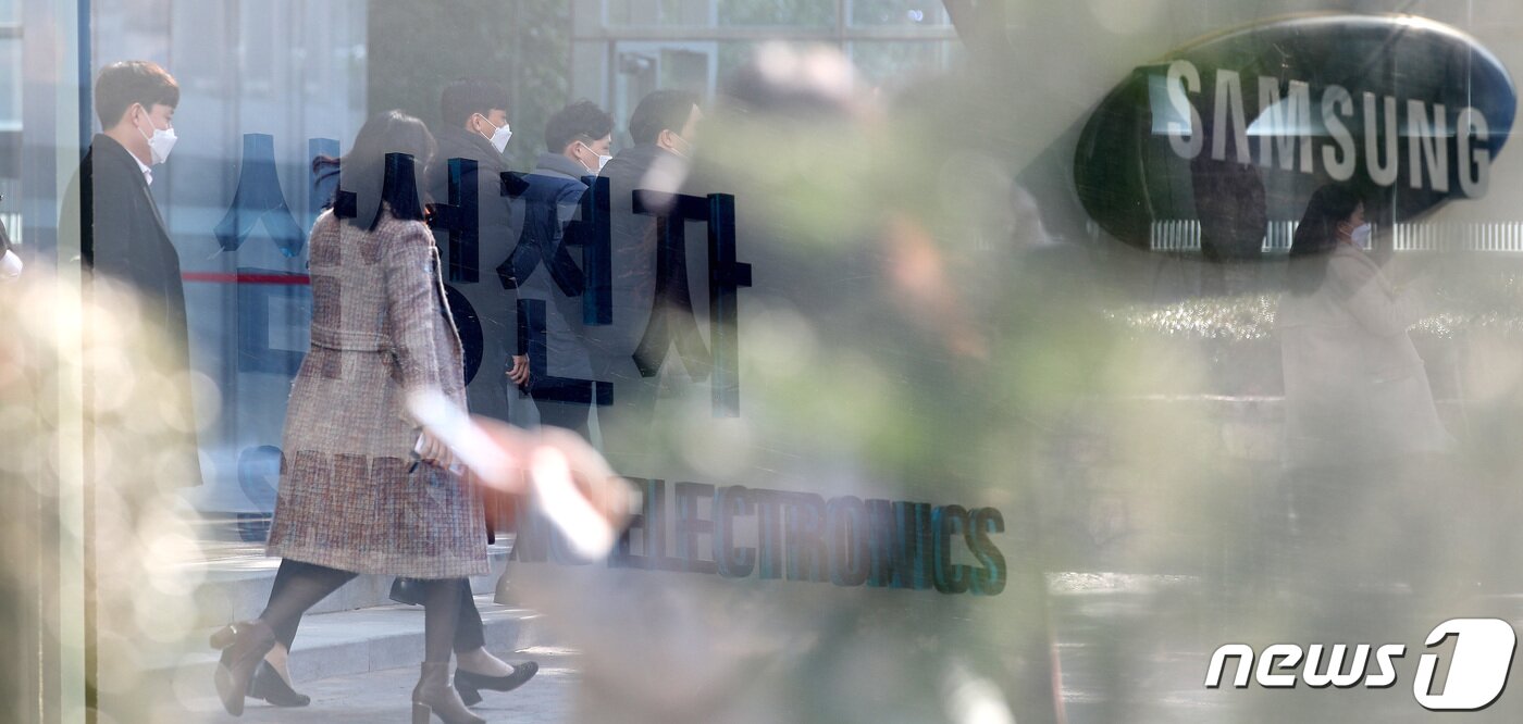 본문 이미지 - 서울 서초구 삼성전자 서초사옥에서 직원들이 분주하고 움직이고 있다. (다중노출)2021.12.7/뉴스1 ⓒ News1 박지혜 기자