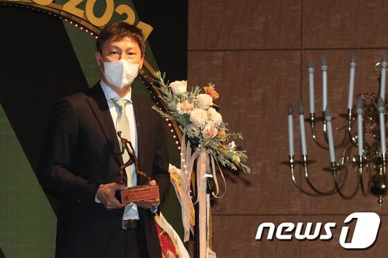 전북현대 김상식 감독이 7일 서울 서대문구 스위스그랜드호텔에서 열린 '하나원큐 K리그 2021 대상 시상식'에서 감독상을 받고 소감을 밝히고 있다. 2021.12.7/뉴스1 © News1 성동훈 기자