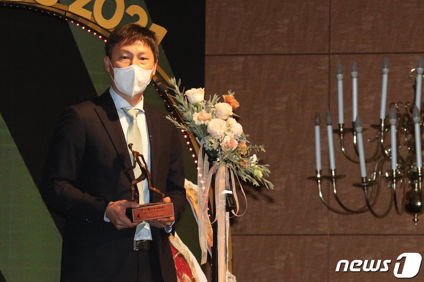 본문 이미지 - 전북현대 김상식 감독이 7일 서울 서대문구 스위스그랜드호텔에서 열린 '하나원큐 K리그 2021 대상 시상식'에서 감독상을 받고 소감을 밝히고 있다. 2021.12.7/뉴스1 ⓒ News1 성동훈 기자