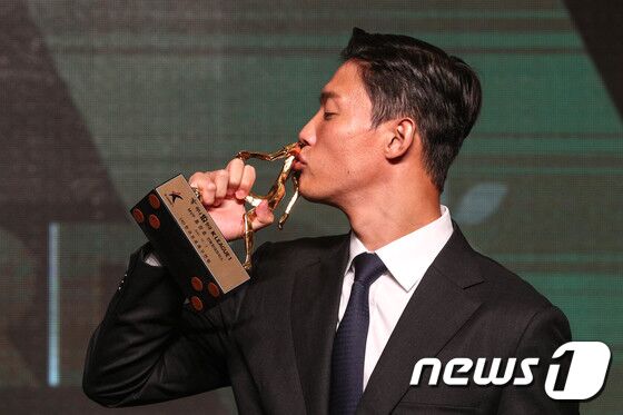 전북 홍정호가 7일 서울 서대문구 스위스그랜드호텔에서 열린 '하나원큐 K리그 2021 대상 시상식'에서 MVP를 수상, 트로피에 입맞춤을 하고 있다. 2021.12.7/뉴스1 © News1 성동훈 기자