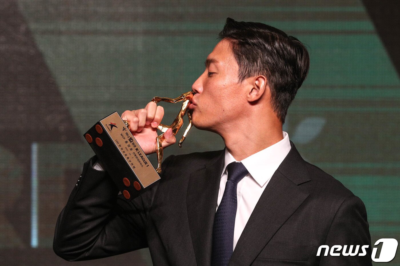 본문 이미지 - 2021 K리그 MVP 수상 당시의 홍정호. 2021.12.7/뉴스1 ⓒ News1 성동훈 기자