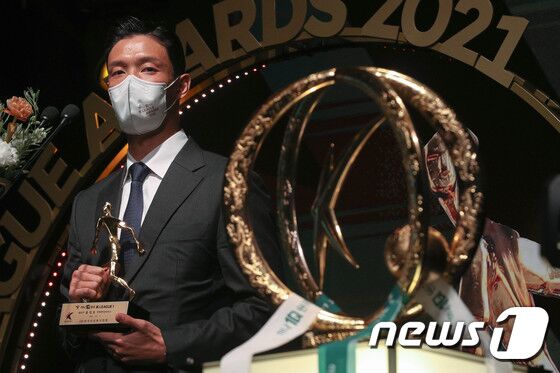 전북 홍정호가 7일 서울 서대문구 스위스그랜드호텔에서 열린 '하나원큐 K리그 2021 대상 시상식'에서 MVP를 수상하고 소감을 밝히고 있다. 2021.12.7/뉴스1 © News1 성동훈 기자