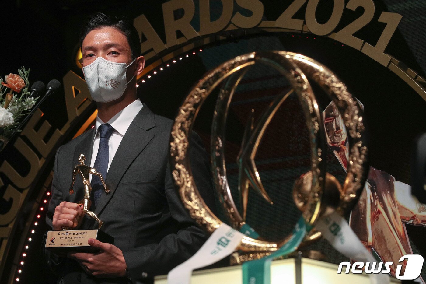 본문 이미지 - 전북 홍정호가 7일 서울 서대문구 스위스그랜드호텔에서 열린 '하나원큐 K리그 2021 대상 시상식'에서 MVP를 수상하고 소감을 밝히고 있다. 2021.12.7/뉴스1 ⓒ News1 성동훈 기자