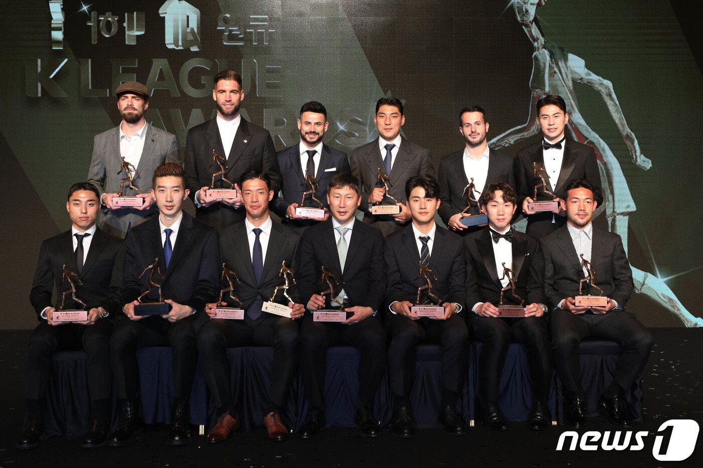 본문 이미지 - 7일 서울 서대문구 스위스그랜드호텔에서 열린 '하나원큐 K리그 2021 대상 시상식'에서 수상자들이 기념촬영을 하고 있다. 2021.12.7/뉴스1 ⓒ News1 성동훈 기자
