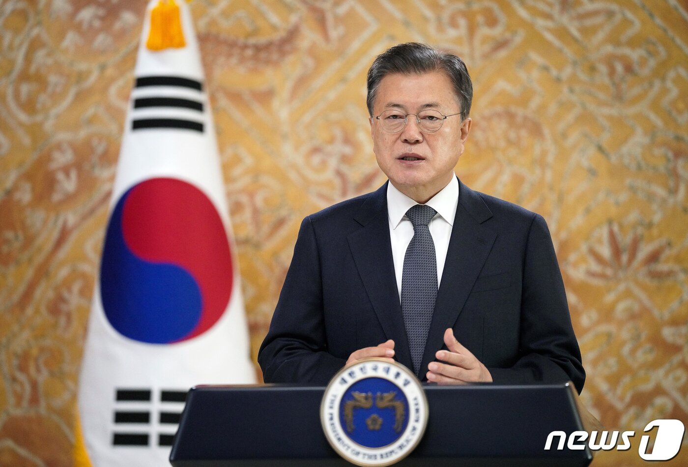 본문 이미지 - 문재인 대통령이 7일 서울에서 열린 ‘2021 서울 유엔 평화 유지 장관회의 개회식’에 영상을 통해 축사를 전하고 있다. (청와대 제공) 2021.12.7뉴스1 ⓒ News1 유승관 기자