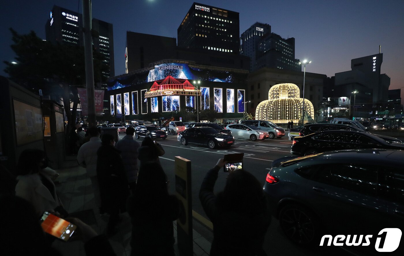 본문 이미지 - 성탄절을 앞둔 7일 오후 크리스마스 조명으로 화려하게 외벽을 꾸민 서울 중구 신세계백화점 본점이 시민들 눈길을 끌고 있다. 2021.12.7/뉴스1 ⓒ News1 박세연 기자