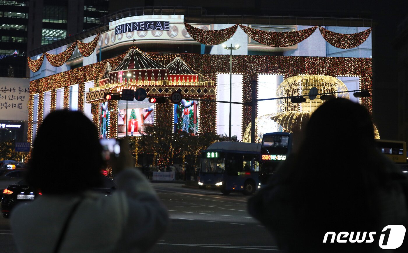 본문 이미지 - 7일 오후 크리스마스 조명으로 화려하게 외벽을 꾸민 서울 중구 신세계백화점 본점 앞에서 시민들이 사진을 찍고 있다. 2021.12.7/뉴스1 ⓒ News1 박세연 기자