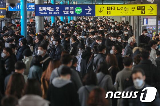 신종 코로나바이러스 감염증(코로나19) 일일 신규 확진자 수가 처음으로 7천명을 넘어섰다. 8일 0시 기준으로 7175명이 발생했으며 국내발생 7142명, 해외유입은 33명이다. 하루 새 사망자는 63명 늘어나 누적 4020명이 됐다. 하루 발생하는 사망자 수로는 역대 세번째 규모다. 8일 오전 서울 구로구 지하철 1호선 신도림역 승강장에서 마스크를 쓴 시민들이 출근길 발걸음을 재촉하고 있다. 2021.12.8/뉴스1 © News1 민경석 기자