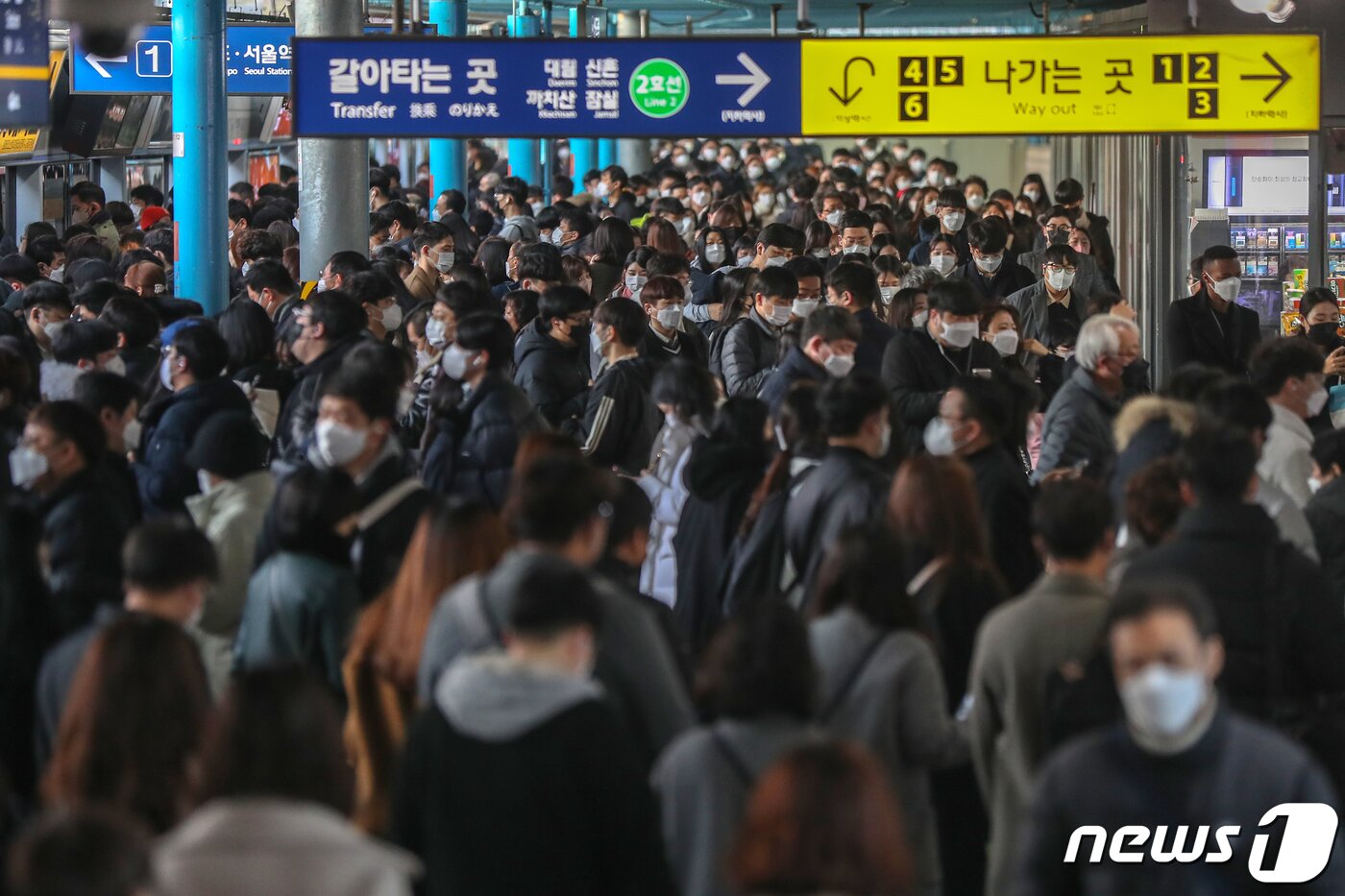 본문 이미지 - 신종 코로나바이러스 감염증(코로나19) 일일 신규 확진자 수가 처음으로 7천명을 넘어섰다. 8일 0시 기준으로 7175명이 발생했으며 국내발생 7142명, 해외유입은 33명이다. 하루 새 사망자는 63명 늘어나 누적 4020명이 됐다. 하루 발생하는 사망자 수로는 역대 세번째 규모다. 8일 오전 서울 구로구 지하철 1호선 신도림역 승강장에서 마스크를 쓴 시민들이 출근길 발걸음을 재촉하고 있다. 2021.12.8/뉴스1 ⓒ News1 민경석 기자