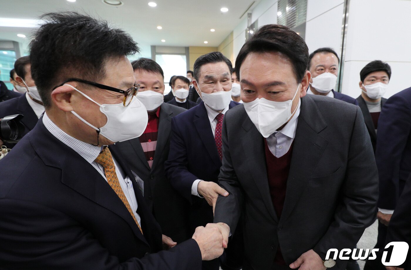 본문 이미지 - 윤석열 국민의힘 대선 후보가 8일 서울 영등포구 공군호텔에서 열린 충북‧충남도민회 주최 '국가균형발전 완성 결의대회'에 참석, 참석자들과 인사를 나누고 있다. 2021.12.8/뉴스1 ⓒ News1 국회사진취재단