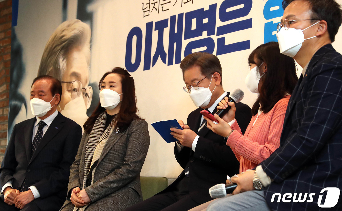 (서울=뉴스1) 국회사진취재단 = 이재명 더불어민주당 대선 후보(가운데)가 8일 오전 서울 금천구 가산디지털 SKV1 아쿠아픽센터에서 열린 중소·벤처기업 정책공약 발표에서 김혜인 …