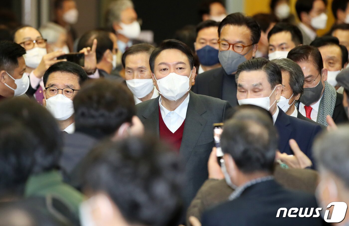 본문 이미지 - 윤석열 국민의힘 대선 후보가 8일 서울 영등포구 공군호텔에서 열린 충북·충남도민회 공동주최 국가균형발전 완성 결의대회에 참석하고 있다. 2021.12.8/뉴스1 ⓒ News1 국회사진취재단