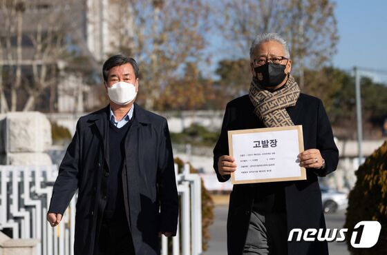 이민구 깨어있는 시민연대당 대표가 8일 오후 서울 서초구 대검찰청에서 이재명 더불어민주당 대선 후보를 공직선거법위반(허위사실공표)으로 고발하기 위해 이동하고 있다. 2021.12.8/뉴스1 © News1 이재명 기자