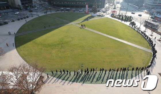 신종 코로나바이러스 감염증(코로나19) 신규 확진자가 7천명을 넘어선 8일 오후 서울광장에 마련된 코로나19 중구 임시선별검사소를 찾은 시민들이 검사를 받기 위해 줄지어 서 있다. 2021.12.8/뉴스1 © News1 임세영 기자