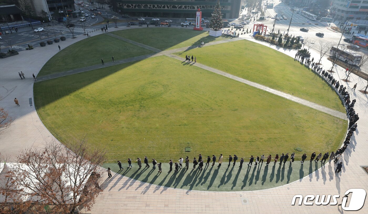 본문 이미지 - 신종 코로나바이러스 감염증(코로나19) 신규 확진자가 7천명을 넘어선 8일 오후 서울광장에 마련된 코로나19 중구 임시선별검사소를 찾은 시민들이 검사를 받기 위해 줄지어 서 있다. 2021.12.8/뉴스1 ⓒ News1 임세영 기자