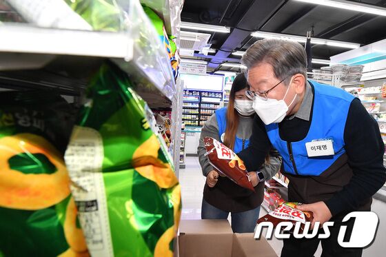 이재명 더불어민주당 대선후보가 8일 서울 서초구 장애인 직업훈련 편의점을 방문, 상품을 진열하고 있다. 2021.12.8/뉴스1 © News1 국회사진취재단