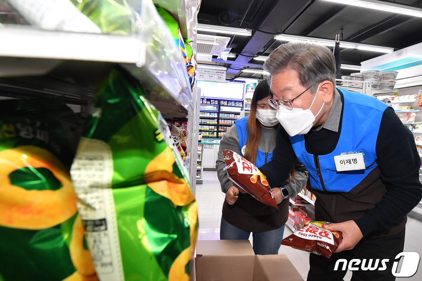 본문 이미지 - 이재명 더불어민주당 대선후보가 8일 서울 서초구 장애인 직업훈련 편의점을 방문, 상품을 진열하고 있다. 2021.12.8/뉴스1 ⓒ News1 국회사진취재단