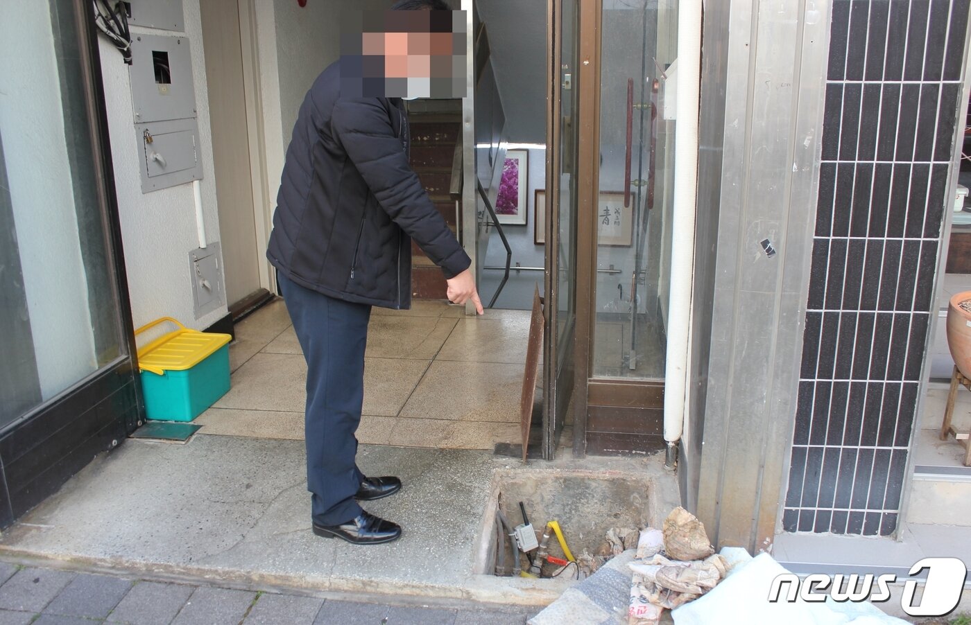 본문 이미지 - 청주의 한 건물 출입구 수도계량기에 설치된 무선원격검침시스템ⓒ 뉴스1