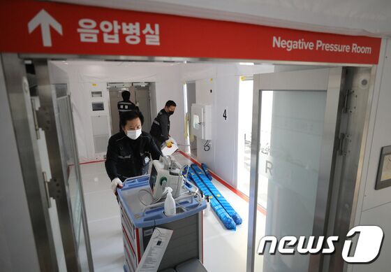 신종 코로나바이러스 감염증(코로나19) 신규 확진자가 7175명 발생한 8일 오후 경기도 수원시 장안구 경기도인재개발원 실내체육관에 위치한 경기도 제2호 특별생활치료센터에서 관계자들이 이동형 음압병동 해체 작업을 하고 있다. 해체된 음압병동은 필요로 하는 도내 재택치료 협력병원들로 옮긴 후 재조립 되어 운영될 예정이다. 2021.12.8/뉴스1 © News1 김영운 기자