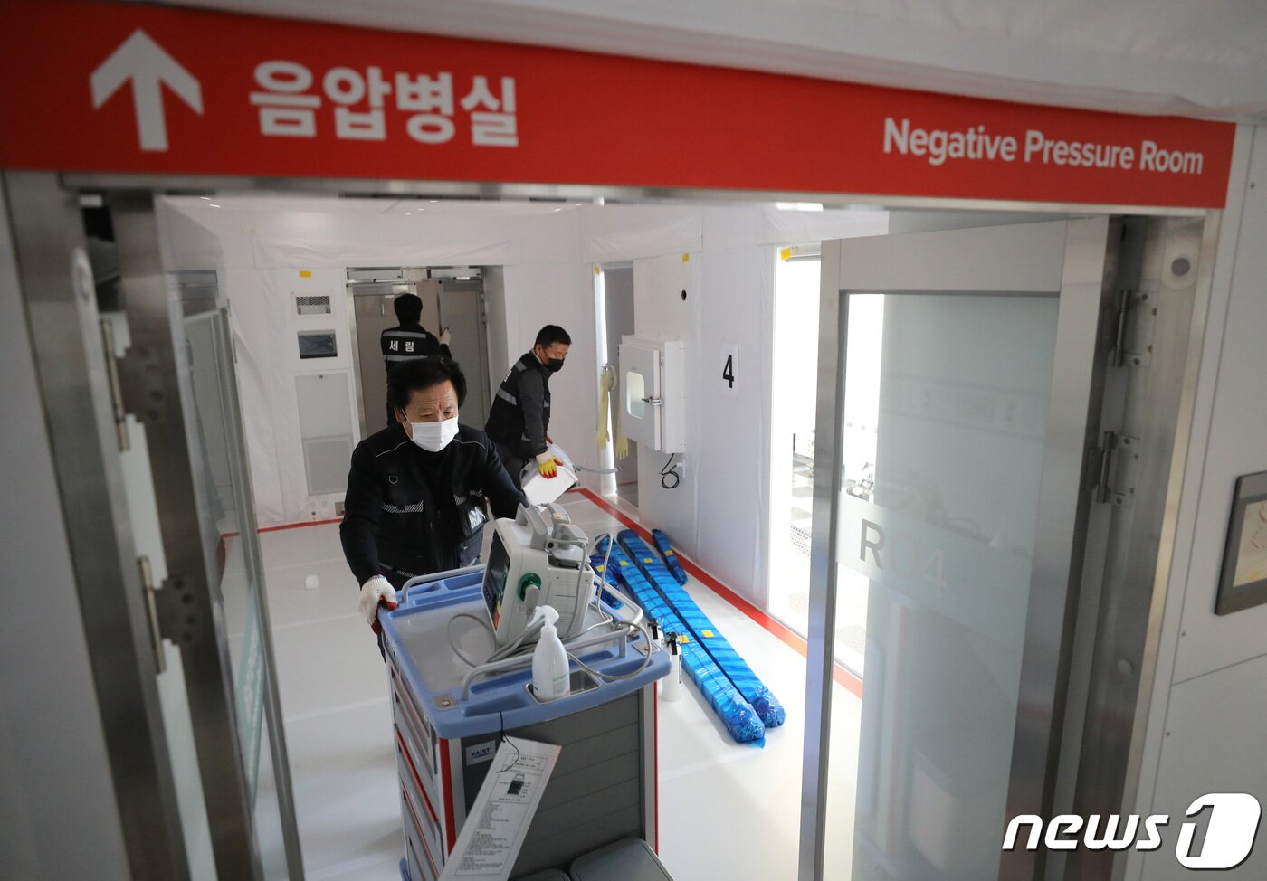 본문 이미지 - 신종 코로나바이러스 감염증(코로나19) 신규 확진자가 7175명 발생한 8일 오후 경기도 수원시 장안구 경기도인재개발원 실내체육관에 위치한 경기도 제2호 특별생활치료센터에서 관계자들이 이동형 음압병동 해체 작업을 하고 있다. 해체된 음압병동은 필요로 하는 도내 재택치료 협력병원들로 옮긴 후 재조립 되어 운영될 예정이다. 2021.12.8/뉴스1 ⓒ News1 김영운 기자