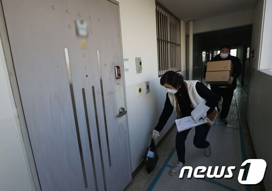 양천구 코로나19 재택치료 전담팀 관계자들이 8일 오후 서울 양천구의 한 가정집으로 산소포화도 측정기 등이 포함된 재택치료 환자용 건강관리세트를 배송하고 있다. 이날 0시 기준 코로나19 신규 확진자가 6000명대를 건너뛰고 단번에 7000명대로 올라섰다. 이에 김부겸 국무총리는