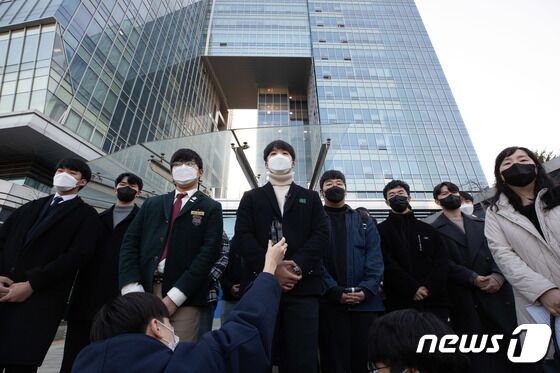 신동욱 양명고등학교 3학년 학생이 8일 오후 서울 서초구 서울행정법원에서 열린 2022학년도 대학수학능력시험 과학탐구영역 생명과학Ⅱ 출제오류 관련 집행정지 신청 심문을 마친 후 취재진 질문에 답변하고 있다. 2021.12.8/뉴스1 © News1 이재명 기자