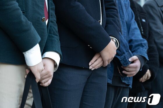 8일 오후 서울 서초구 서울행정법원에서 2022학년도 대학수학능력시험 과학탐구영역 생명과학Ⅱ 응시자 92명이 한국교육과정평가원을 상대로 제기한 집행정지 신청 첫 심문을 마친 후 학생들이 기자회견을 하고 있다. 2021.12.8/뉴스1 © News1 이재명 기자