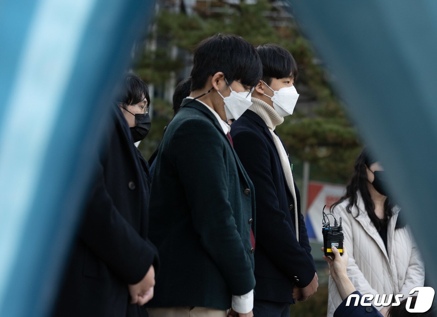 본문 이미지 - 신동욱 양명고등학교 3학년 학생이 8일 오후 서울 서초구 서울행정법원에서 열린 2022학년도 대학수학능력시험 과학탐구영역 생명과학Ⅱ 출제오류 관련 집행정지 신청 심문을 마친 후 취재진 질문에 답변하고 있다. 2021.12.8/뉴스1 ⓒ News1 이재명 기자