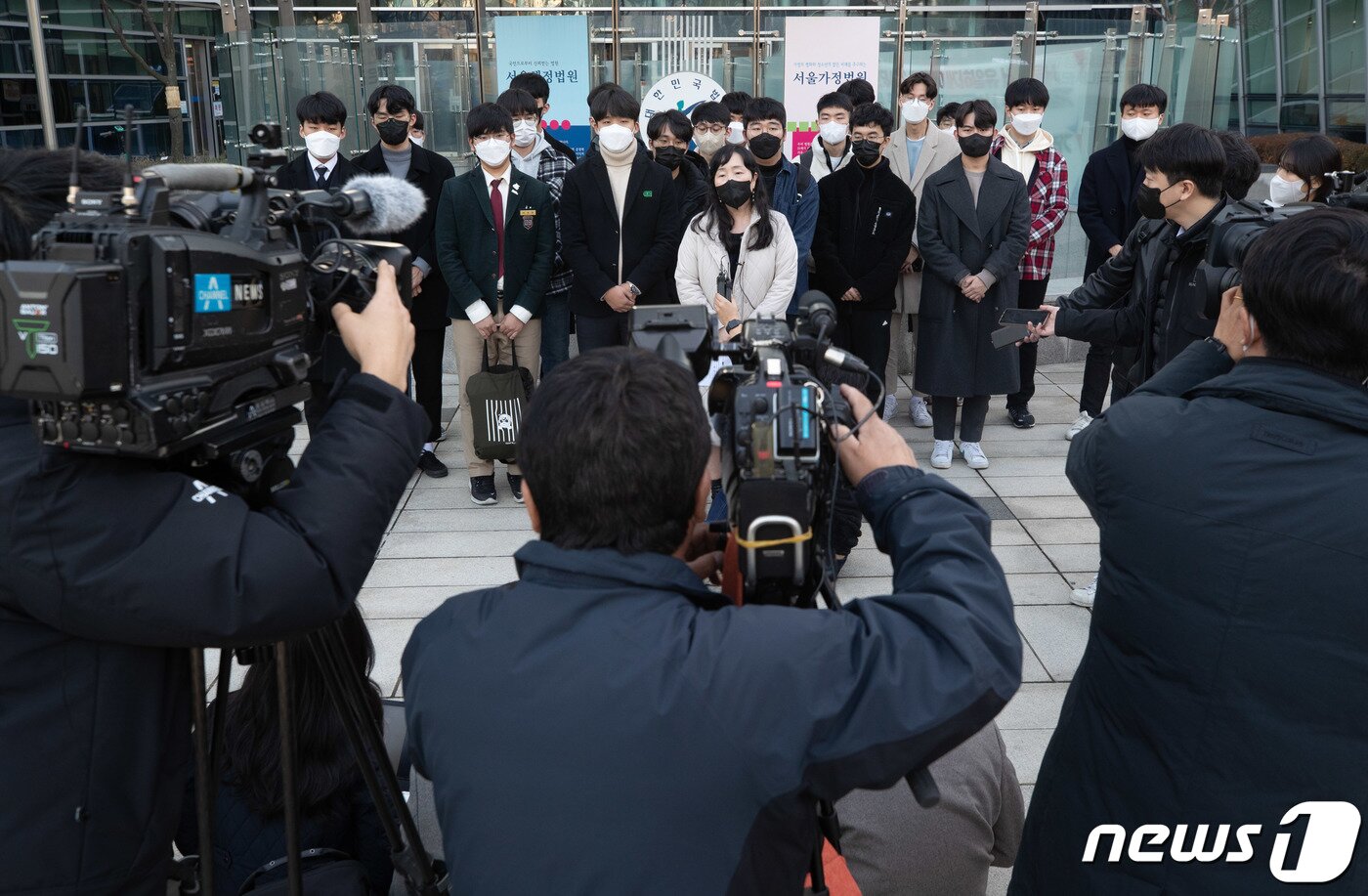 본문 이미지 - 김정선 일원법률사무소 변호사가 8일 오후 서울 서초구 서울행정법원에서 열린 2022학년도 대학수학능력시험 과학탐구영역 생명과학Ⅱ 출제오류 관련 집행정지 신청 심문을 마친 후 입장을 말하고 있다. 2021.12.8/뉴스1 ⓒ News1 이재명 기자