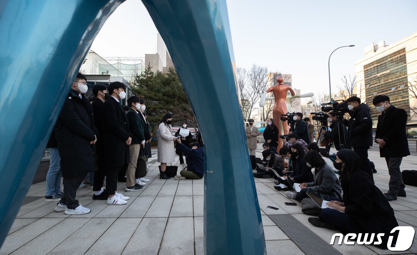 본문 이미지 - 김정선 일원법률사무소 변호사가 8일 오후 서울 서초구 서울행정법원에서 열린 2022학년도 대학수학능력시험 과학탐구영역 생명과학Ⅱ 출제오류 관련 집행정지 신청 심문을 마친 후 입장을 말하고 있다. 2021.12.8/뉴스1 ⓒ News1 이재명 기자
