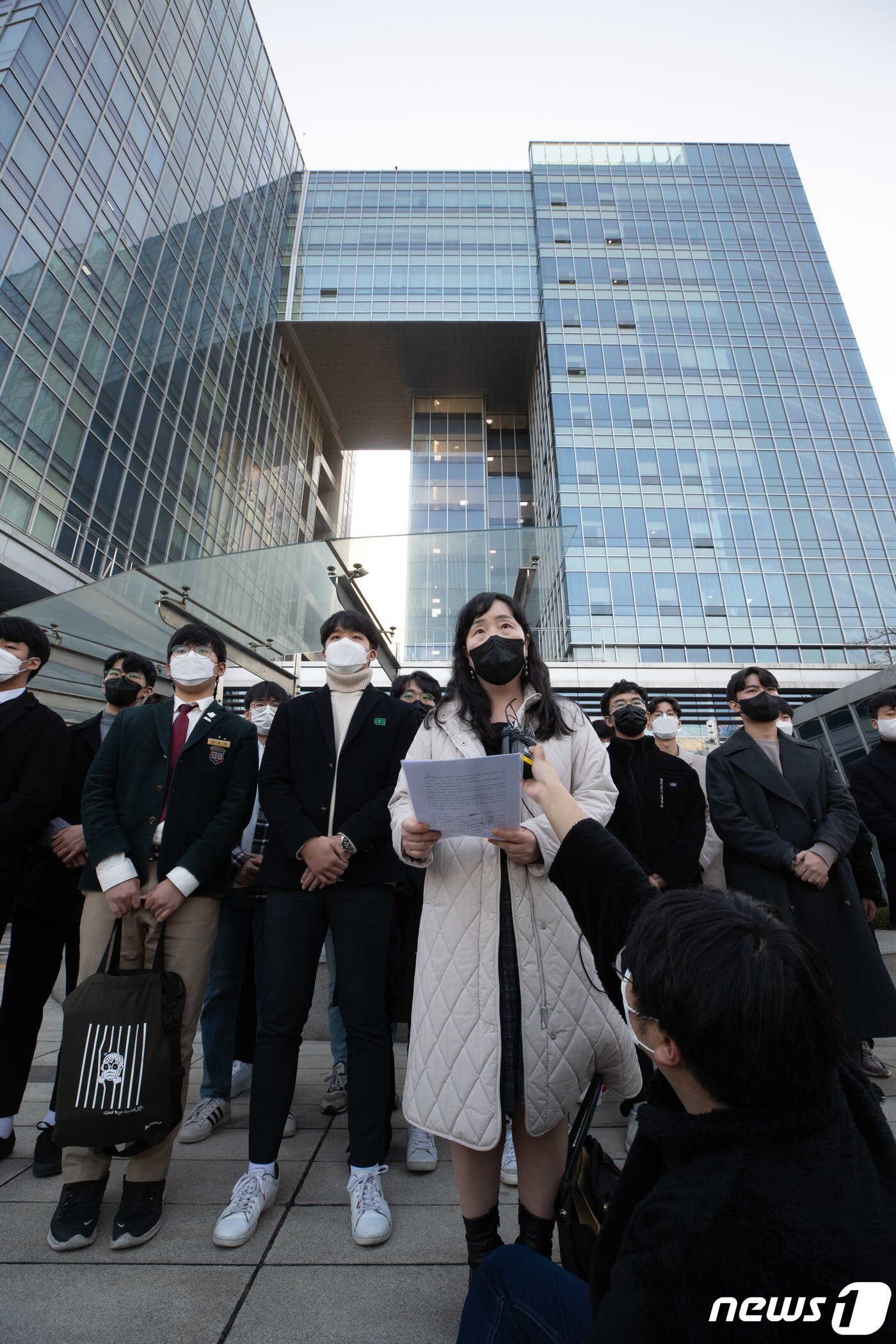본문 이미지 - 김정선 일원법률사무소 변호사가 8일 오후 서울 서초구 서울행정법원에서 열린 2022학년도 대학수학능력시험 과학탐구영역 생명과학Ⅱ 출제오류 관련 집행정지 신청 심문을 마친 후 입장을 말하고 있다. 2021.12.8/뉴스1 ⓒ News1 이재명 기자