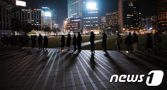 코로나19 신규 확진자 수가 처음으로 7000명을 넘은 8일 오후 서울광장에 마련된 중구 임시선별검사소에서 시민들이 검사를 받기위해 줄 서 있다. 2021.12.8/뉴스1 © News1 안은나 기자